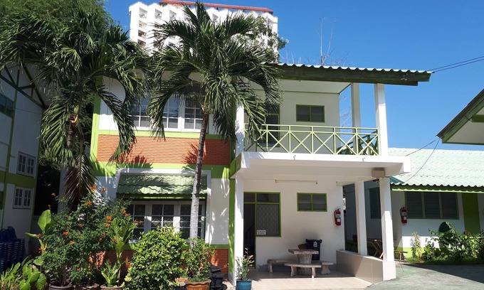 Cha-am Hotel | Budget-Friendly Sukhothai Bungalow with Family Amenities
