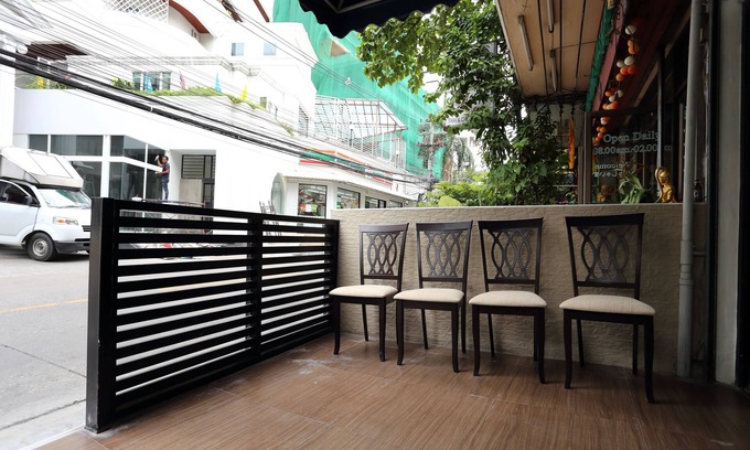Bangkok Central Business District House | Budget-Friendly Sukhumvit 20 Guest House with Family Amenities