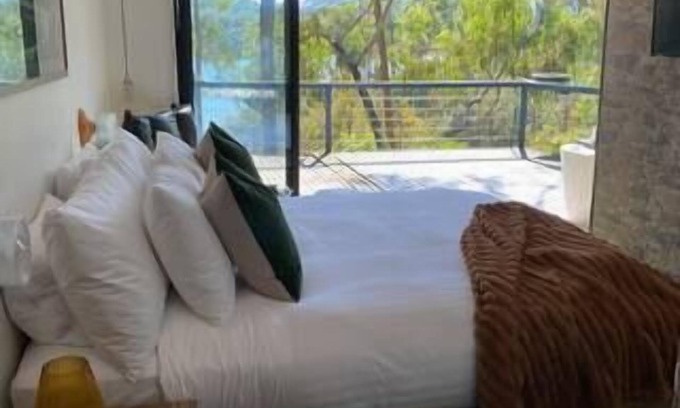Jamieson House | Lakefront Family Retreat - Ideal for Kid-Friendly Getaways