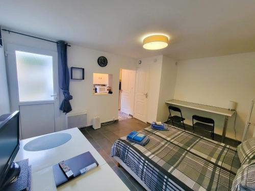 L'Economie Apartment | Discover Sully Studio: 15 Minutes from Paris & Family-Friendly