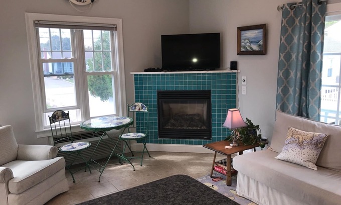 Misquamicut Condo | Unforgettable Summer 2024 Getaway with Beach Parking!