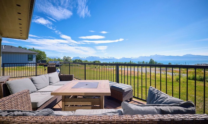 Kachemak Cabin | Inviting Mountain Views with Pet-Friendly Amenities!