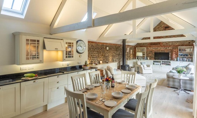 Weybourne House | Charming Summer Barn: Pet-Friendly Retreat Awaits You