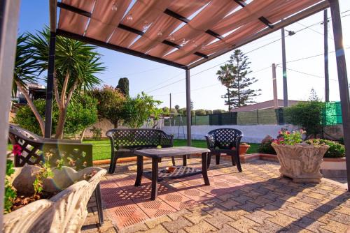 Gallina House | Beachfront Retreat at Summer Beach - Rated 9.5/10!