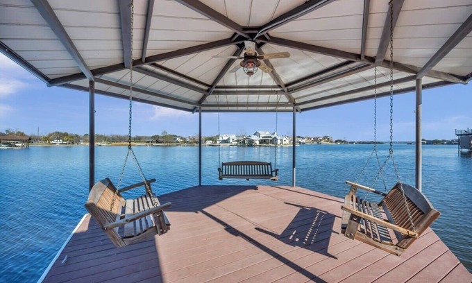 Granite Shoals House | Lakefront Escape with Pool, Hot Tub & Kayaks - 10/10 Rated!