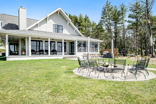 St Germain House | Cozy Summer Breeze: Pet-Friendly Oceanfront Retreat
