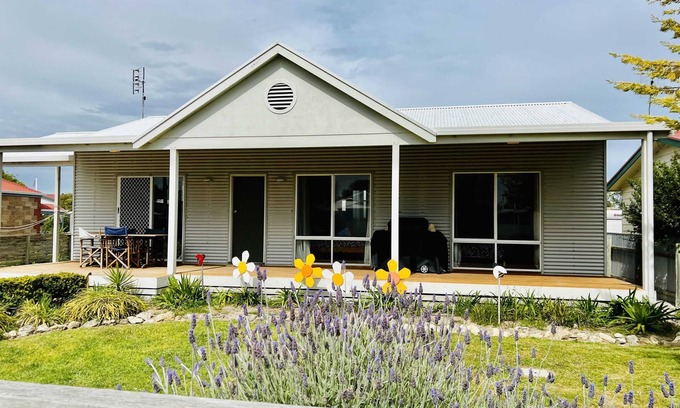 Waterhouse House | Exceptional Oceanfront Retreat: Summer Daysies Summary