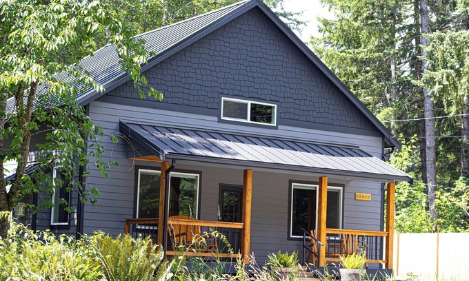 Ashford House | Relaxing Retreat at Inn The Woods with Hot Tub & BBQ