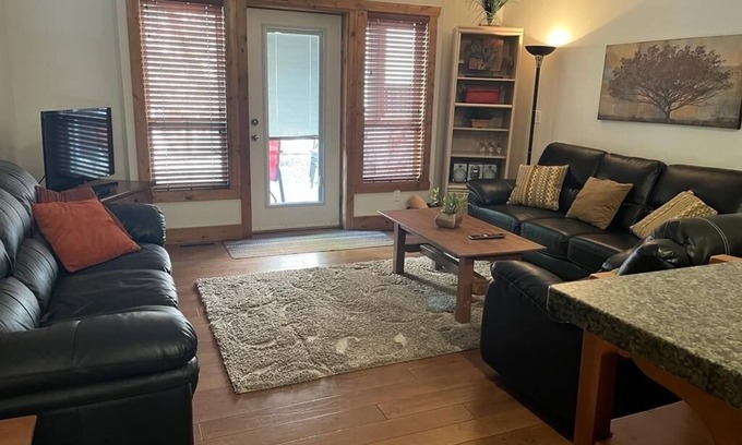 Okanagan-Similkameen Hotel | Family-Friendly Retreat with Pool & Lake Views!