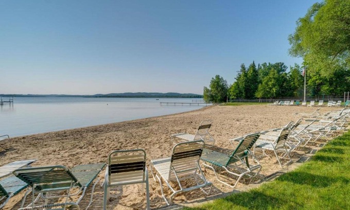 Bellaire Condo | Idyllic Retreat: Sleeps 6, Private Beach Access & Pools