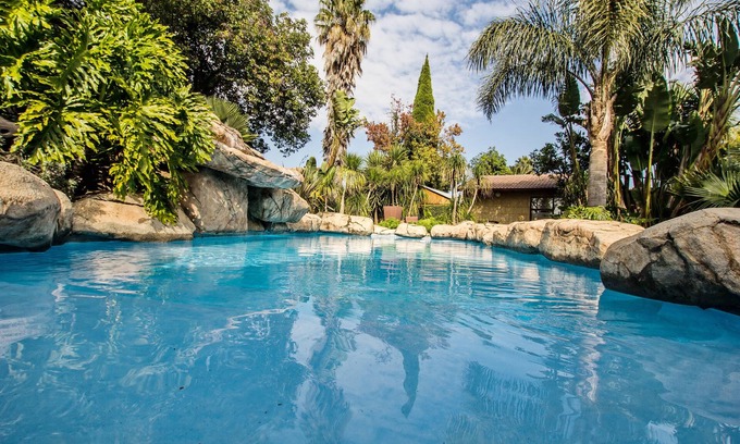 Farrarmere Bed & Breakfast | Relax at Summer Garden Guest House Near TAI Tambo Airport