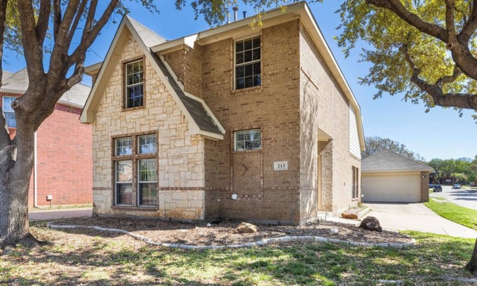 Euless House | Summer Gem w/Home Office & Patio Near DFW Airport