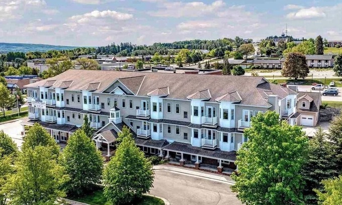 Petoskey Condo | Ideal Summer Retreat: 2-Bed Condo with Full Kitchen