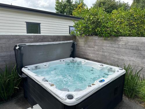 Hamilton House | Relaxing Retreat: 4-Bedroom House in Hamilton with Pool