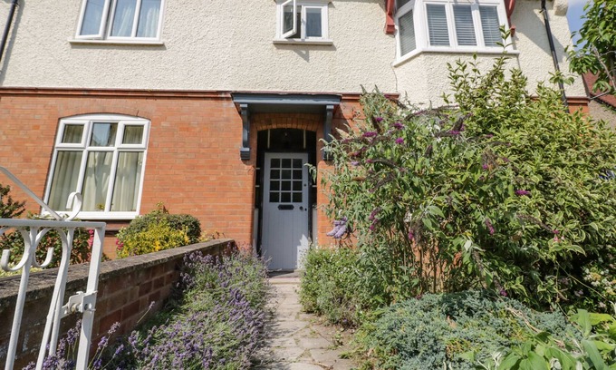 City Centre Cottage | SUMMER HOUSE ON ALBANY ROAD, family friendly in Stratford-Upon-Avon