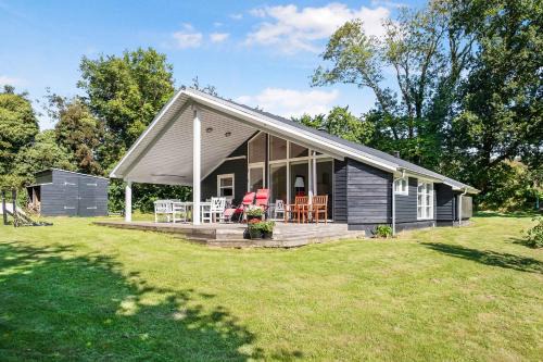 Haarby House | Discover Sommerhus I Brunshuse: Family Retreat with Hot Tub