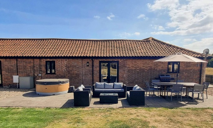 Irstead Cottage | Perfect 3 Bedroom Retreat in Catfield with Hot Tub & Spa