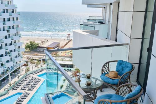 Mamaia-Sat Apartment | Oceanfront Summer Infinity Apartment with Pool & Spa
