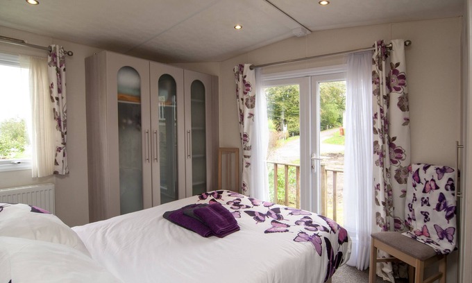 St Leonards-On-Sea Cabin | Unwind at Summer Lodge Caravan with Pool & Free WiFi