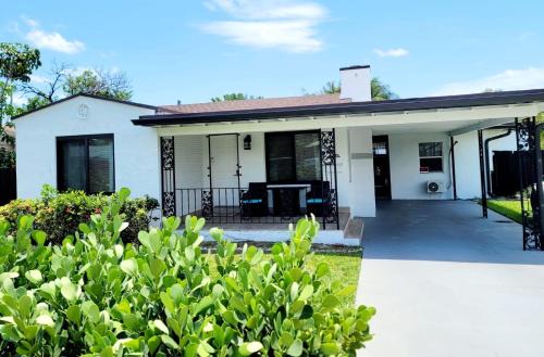 South Corals House | Pet-Friendly Summer Retreat House with High Guest Ratings