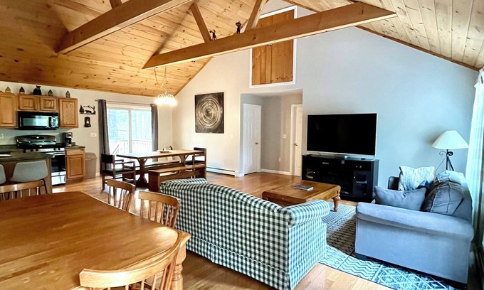 Madison House | Pet-Friendly 5 BR Retreat with Pool & Lake Views in White Mountains