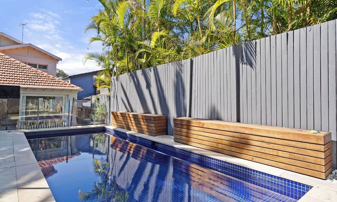 Vaucluse House | Summer Retreat with Pool - Holiday Home 7 beds, 4 bedrooms, near Beaches & Shops