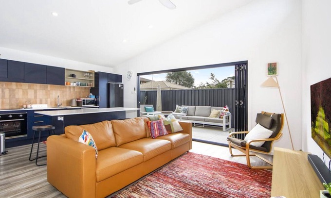 Ettalong Beach Apartment | Beachfront Summer Vibes Cabin - Family Friendly Retreat