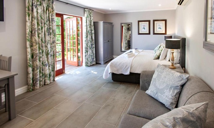 Worcester House | Pet-Friendly Summerhill Guest Farm with Pool & Breakfast