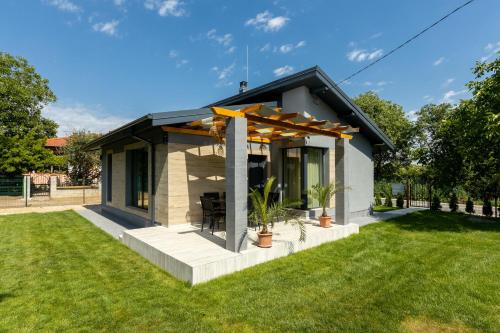 Krapets Villa | Discover Summerland 1: Family & Pet-Friendly Getaway
