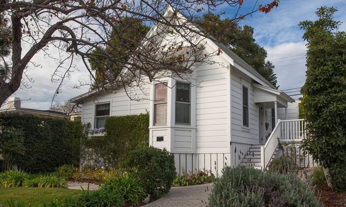 Summerland House | Historic Summerland Stagecoach Cottage with Family-Friendly Amenities