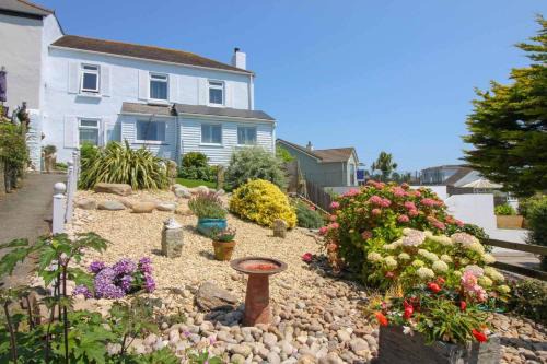 St. Mawes House | Beachfront Escape at Summers Beach View - Pet & Child Friendly