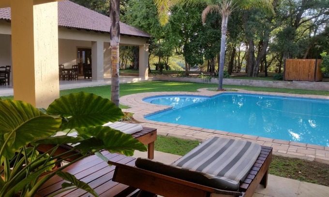 Bela-Bela House | Elegant Summerset Place Country House with Oceanfront Pool