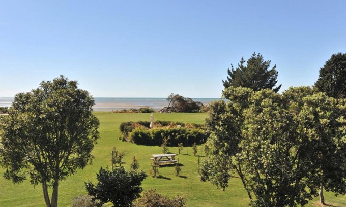 Rangihaeata Bed & Breakfast | Beachfront Retreat: Summerspring with Private Ocean Views
