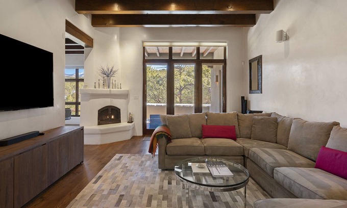 North Hills House | Summit House: 4bed+Closest to Ski SF+2min walk to 10K Waves