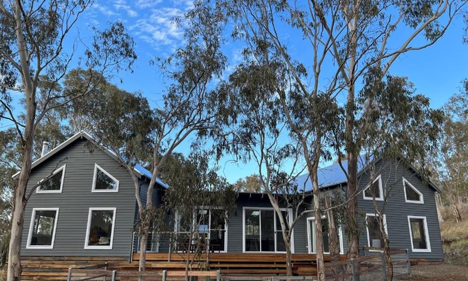 Armidale House | Inviting Summit House Armidale: 4-Star Pet-Friendly Retreat