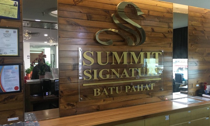 Pegawai Hotel | Welcoming Summit Signature Hotel Batu Pahat with Great Amenities