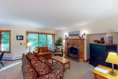 North Troy Apartment | Eco-Friendly Summit Solitude with Private Pool & Hot Tub