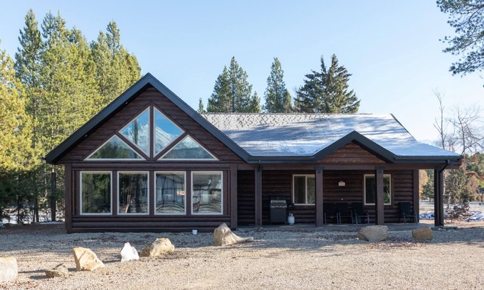Valemount House | Exceptional Summit View House: Family-Friendly with Breakfast