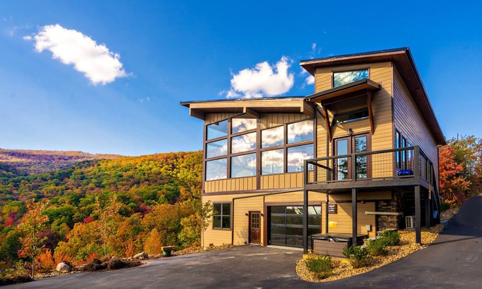 Gatlinburg - Pigeon Forge Cabin | Summit Trail Retreat: Relaxing Indoor Pool & Scenic Views