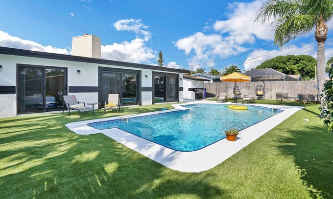 Deerfield Beach House | Discover Sun Casita: Heated Pool & 6 Min to Beach