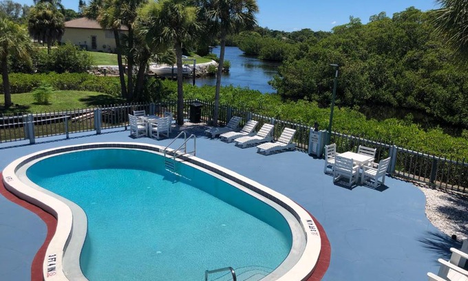 Englewood South Hotel | Sun Coast Inn: Relaxing Getaway with Pool & Pet-Friendly Stay