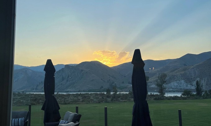 Orondo House | Sun Cove - Lake Entiat - 4 bedroom + fenced yard + Lake and Mountain views