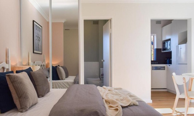 Newtown Apartment | Bright 1 Bed Studio Apartment in Newtown - Family Friendly Stay