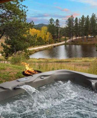 Custer House | Bright Escape at Sun Filled Joy BHBungalows #8 with Hot Tub