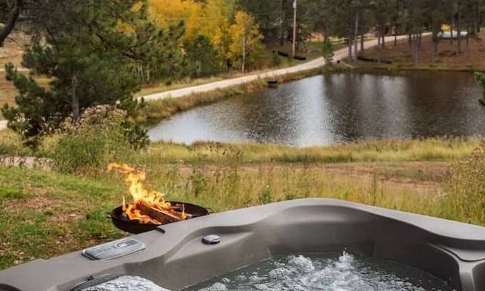 Custer Apartment | Idyllic Retreat: Hot Tub, Sauna & Wildlife Watching
