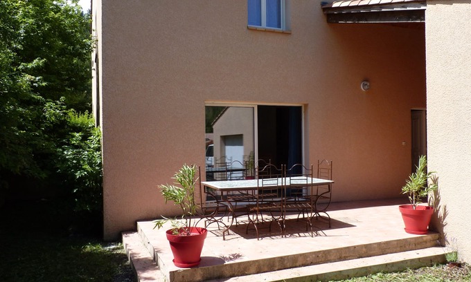 Valbelle Villa | Relaxing Gîte with Pool and Mountain Views for 8 Guests