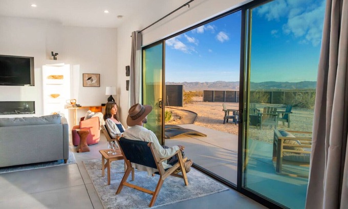 Joshua Tree House | Sun Gold Hotel: Experience Unique Sunsets and Relaxing Spa