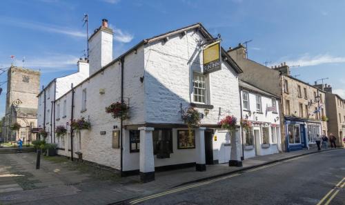 Kirkby Lonsdale Hotel | Elegant Sun Inn: Pet-Friendly Retreat with Top Amenities