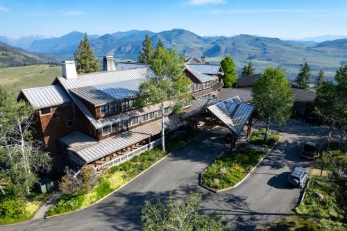 Winthrop Resort | Explore Sun Mountain Lodge: Oceanfront Retreat with Spa