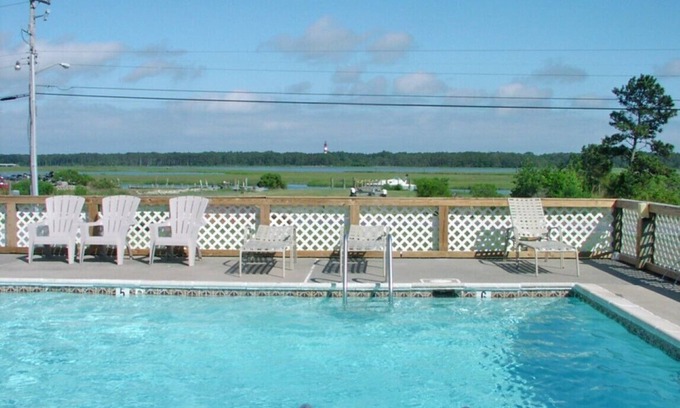 Chincoteague House | Unwind at Sun n' Fun - Pool Access & Boat Docking!